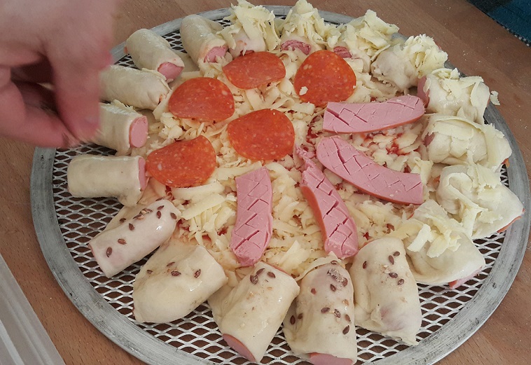 Хот-дог пицца с мясными ингредиентами компании «Дымов»